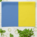ukrainische Flagge, ukrainische Slawin Ukraini С л Geschirrtuch<br><div class="desc">Die Farben der ukrainischen Flagge, blau und gelb, sind seit Jahrhunderten über ein Land geflogen, das reich an Geschichte und Geist ist. Blau repräsentiert den riesigen ukrainischen Himmel, während Gelb die goldenen Weizenfelder symbolisiert, die sich über die fruchtbaren Ebenen erstrecken. Dieses einfache, aber mächtige Symbol ist zu einem Leuchtfeuer der...</div>