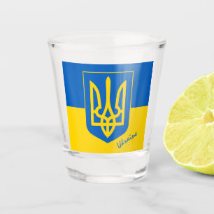 Ukrainische Flagge und ukrainische Landpatriotin / Schnapsglas