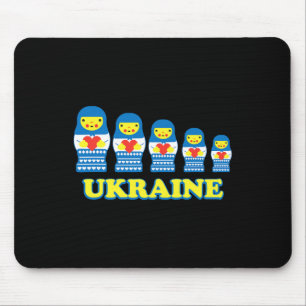 Ukrainische Matrjoschka-Puppen halten Herzen Mousepad