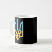 Ukrainische Nationalsymboltrident I steht mit der Kaffeetasse (Vorderseite Links)