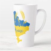 Ukrainische Typografie und Weizenohr auf ukrainisc Milchtasse (Rechts)
