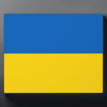 ukrainische (Ukraine) Flagge Fotoplatte<br><div class="desc">Dieses Design zeigt die Nationalflagge der Ukraine, einem Land in Osteuropa. Die Ukraine grenzt im Osten und Nordosten an Russland, im Norden an Belarus, im Westen an Polen, die Slowakei und Ungarn und im Süden an Rumänien, Moldau und das Schwarze Meer. Die Ukraine ist nach Russland das zweitgrößte Land Europas....</div>