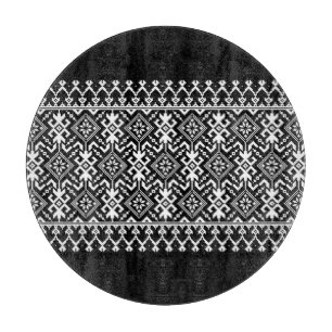 Ukrainische Vyshyvanka: Ethnische Ornamentfusion Schneidebrett