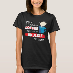 Ukulele Player Sprichwort, aber First Coffee Phras T-Shirt