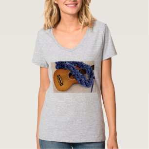 Ukulele und blaue Leu T-Shirt
