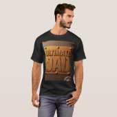 Ultimate Dad Metallic Plate Dad Gift T-Shirt (Vorne ganz)