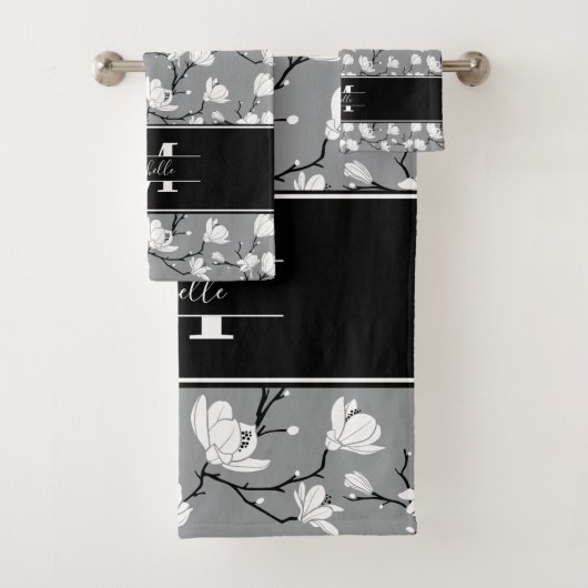 Ultimate Gray Mit Monogramm Magnolia Blume Badhandtuch Set (Insitu)