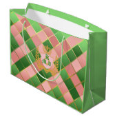 Ultra Chic Elegant Rosa Grün Argyle Monogramm Wapp Große Geschenktüte (Rückseite Schrägansicht)