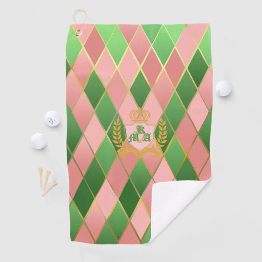 Ultra Chic Preppy Pink Green Argyle Monogram Crest Golfhandtuch (Insitu)