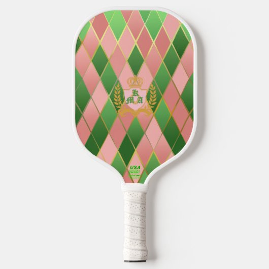 Ultra Chic Preppy Pink Green Argyle Monogram Crest Pickleball Schläger (Vorderseite)