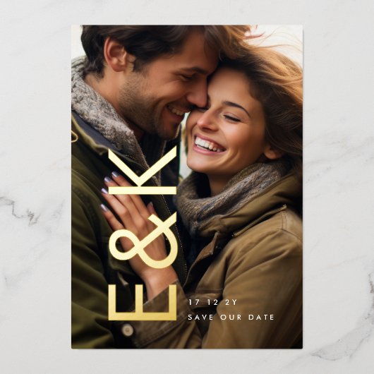 Ultra-Modern-Gold-Foto-Monogramm Rette unser Datum Folieneinladung (Vorderseite)