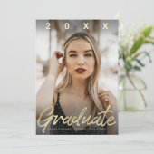 Ultra Modern Graduate Gold Pinselskriptkarte Einladung (Stehend Vorderseite)