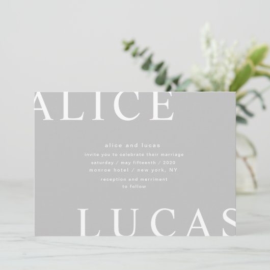 Ultra Modern Layout Monogramme Grau Hochzeit Einladung (Stehend Vorderseite)