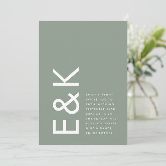 Ultra-Modern Sage Green Monogram Simple Wedding Einladung (Stehend Vorderseite)