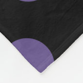 Ultra violette Polka Punkte auf schwarz Fleecedecke (Ecke)