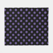 Ultra violette Polka Punkte auf schwarz Fleecedecke (Vorderseite (Horizontal))
