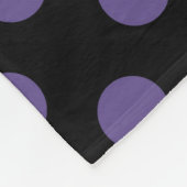 Ultra violette Polka Punkte auf schwarz Fleecedecke (Ecke)