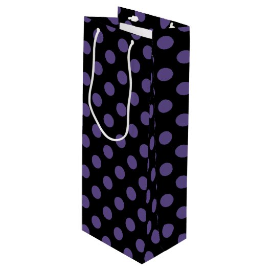 Ultra violette Polka Punkte auf schwarz Geschenktüte Für Weinflaschen (Vorderseite Schrägansicht)