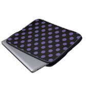Ultra violette Polka Punkte auf schwarz Laptopschutzhülle (Vorne Knopf)