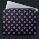 Ultra violette Polka Punkte auf schwarz Laptopschutzhülle<br><div class="desc">Pantone's Farbe des Jahres für 2018 ist ultraviolett.</div>