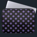 Ultra violette Polka Punkte auf schwarz Laptopschutzhülle<br><div class="desc">Pantone's Farbe des Jahres für 2018 ist ultraviolett.</div>