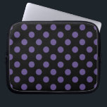 Ultra violette Polka Punkte auf schwarz Laptopschutzhülle<br><div class="desc">Pantone's Farbe des Jahres für 2018 ist ultraviolett.</div>
