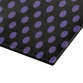 Ultra violette Polka Punkte auf schwarz Schneidebrett (Ecke)