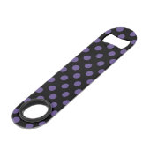 Ultra violette Polka Punkte auf schwarz Speed Flaschenöffner (Vorderseite Schrägansicht)
