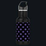 Ultra violette Polka Punkte auf schwarz Trinkflasche<br><div class="desc">Pantone's Farbe des Jahres für 2018 ist ultraviolett.</div>