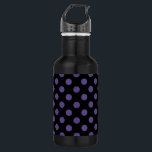 Ultra violette Polka Punkte auf schwarz Trinkflasche<br><div class="desc">Pantone's Farbe des Jahres für 2018 ist ultraviolett.</div>