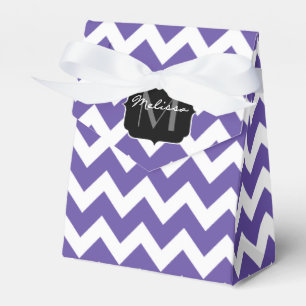 Ultra violettes Lila-Weiß Chevron-Muster Monogramm Geschenkschachtel