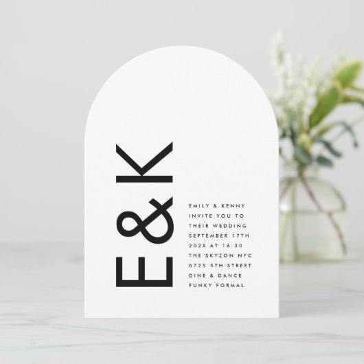 Ultramoderne Arch-Monogramm-Hochzeit Einladung (Stehend Vorderseite)