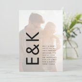 Ultramoderne, fette Monogramm-Foto-Overlay-Hochzei Einladung (Stehend Vorderseite)