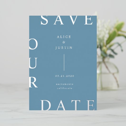 Ultramoderne Monogramm Save the Date Folieneinladung (Stehend vorne)