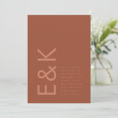 Ultramoderne Wüste kühne Monogram Terracotta Einladung (Stehend Vorderseite)