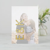 Ultramodernes Monogramm-einfaches HochzeitsGOLD-Fo Folieneinladung (Stehend vorne)