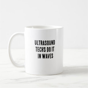 Ultraschall-Techniker tun es in Wellen Kaffeetasse