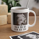 Ultrasound Foto Vater zum Kaffee Tasse<br><div class="desc">Überraschen Sie den Vater mit dieser Kaffee-Tasse mit Ihrem Ultraschall-Foto darauf und erwartet Fälligkeit. Macht ein perfektes Geschenk des Ersten Vaters. Arbeitet auch als lustiges schwangerschaftsförderndes Geschenk für ihn zu jeder Jahreszeit. Herzlichen Glückwunsch!</div>