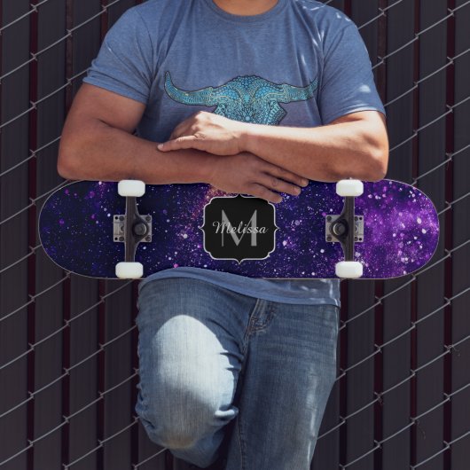 Ultraviolett lila abstrakte Galaxie Monogram Skateboard (Außenbereich 3)