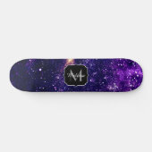 Ultraviolett lila abstrakte Galaxie Monogram Skateboard (Horizontal)