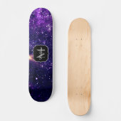 Ultraviolett lila abstrakte Galaxie Monogram Skateboard (Vorderseite)