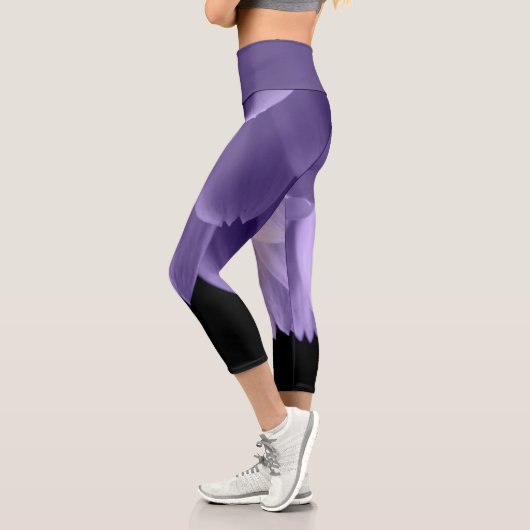 Ultraviolett lila Blume-Blätter schwarz Capri Leggings (Links)
