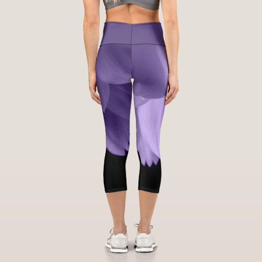 Ultraviolett lila Blume-Blätter schwarz Capri Leggings (Rückseite)