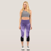 Ultraviolett lila Blume-Blätter schwarz Capri Leggings (Vorderseite)