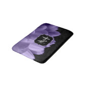 Ultraviolett, lila Blume, Schwarz Monogramm Badematte (Schrägansicht)