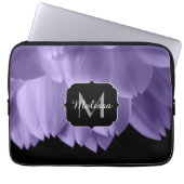 Ultraviolett, lila Blume, Schwarz Monogramm Laptopschutzhülle (Vorderseite)