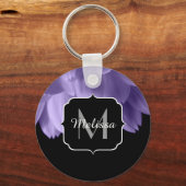 Ultraviolett, lila Blume, Schwarz Monogramm Schlüsselanhänger (Rückseite)