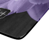 Ultraviolett, lila Blume, Schwarz Monogramm Schneidebrett (Ecke)