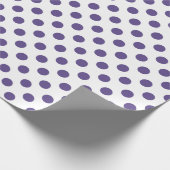 Ultraviolette Polka-Punkte auf weiß Geschenkpapier (Ecke)
