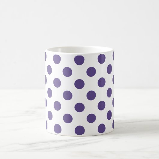Ultraviolette Polka-Punkte auf weiß Kaffeetasse (Mittel)